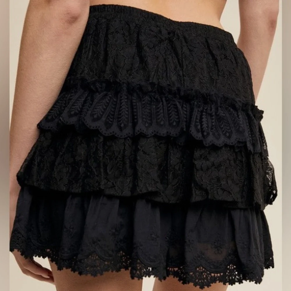Lacey Days Shorts in Black - Picture 2 of 2